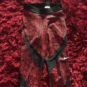 Pro-cool capris in mosaic red small - Nike